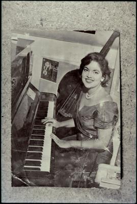 Maysa ao piano (reprodução)