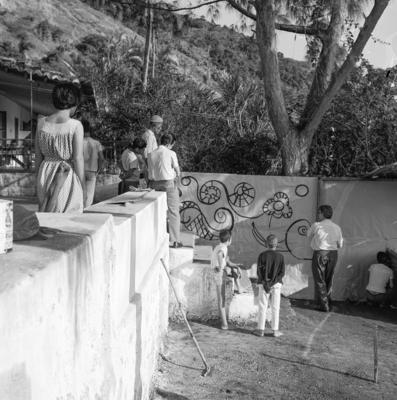 Roberto Burle Marx nos preparativos da festa junina do Sítio Burle Marx