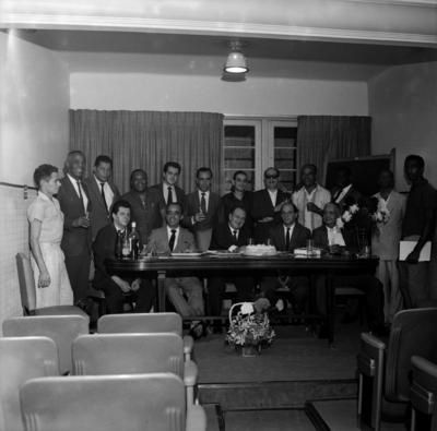 Membros da Sociedade Brasileira de Autores, Compositores e Escritores de Música (SBACEM) no dia do aniversário de 53 anos de Mário Rossi