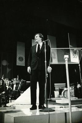 Tom Jobim ao microfone