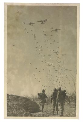 Paraquedistas norte-americanos em ação durante a operação Tomahawk