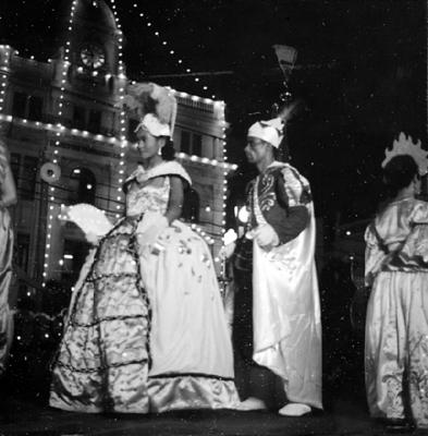 Desfile do bloco Vassourinhas em frente ao prédio do Diário de Pernambuco