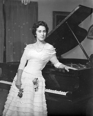 Maria Cecilia Itiberê com vestido de baile