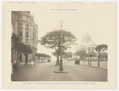 Avenida Rio Branco, após substituição da iluminação a gás por lâmpadas incandescentes; ao fundo, o Palácio Monroe