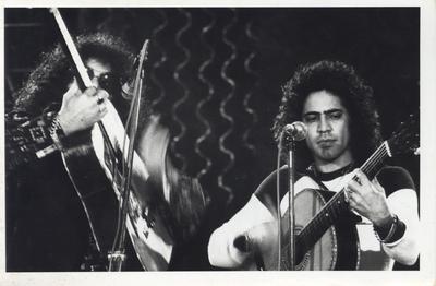 João Mineiro e Marciano ao microfone com violões