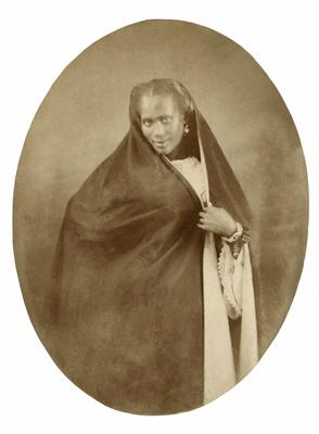 Mulher negra com manto