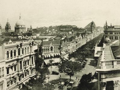 Avenida Rio Branco; ao fundo, o morro do Castelo