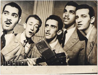 Os Cariocas ao microfone