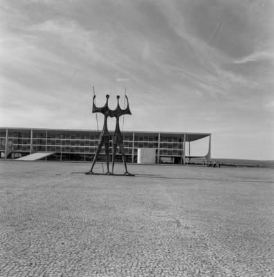 "Os Candangos" ou "Os Guerreiros", escultura de Bruno Giorgi, em frente ao Palácio do Planalto