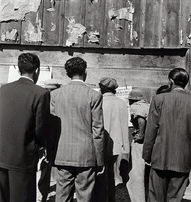 Homens em frente a tapumes no bairro da Lapa