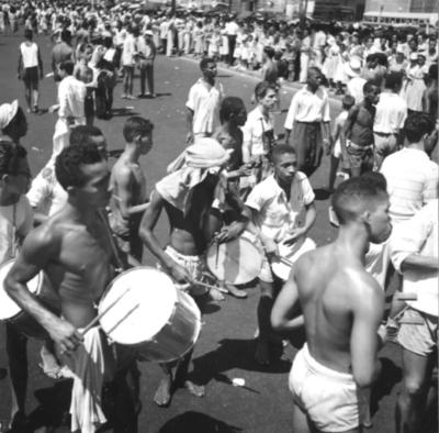 Desfile de blocos no Banho de Mar à Fantasia