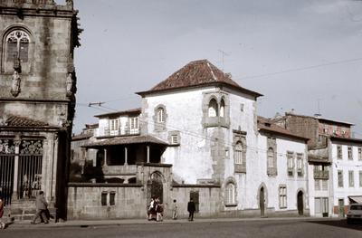 Igreja de São João do Souto (à esquerda) e edificações