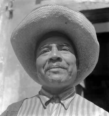 Homem em traje mexicano