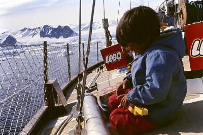 Igor Belli brinca com brinquedos LEGO