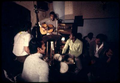 Jorge Ben Jor ao microfone com o violão