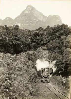 Saída de um trem do túnel de Boa Vista