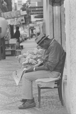 Descanso "dormindo" lendo jornal
