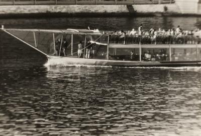 Barco de turismo no rio Sena