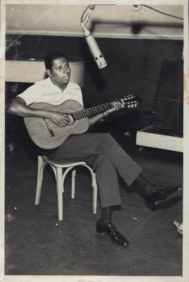 Ataulpho Alves Júnior ao microfone com o violão