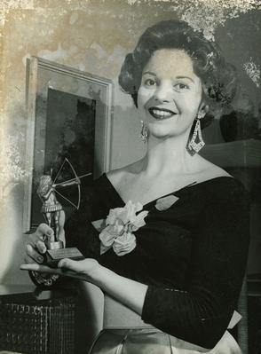 Delora Bueno com troféu
