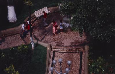 Transeuntes em praça