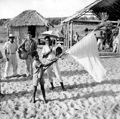 Ilha de Marajó, conjunto musical na praia com homem com oratório