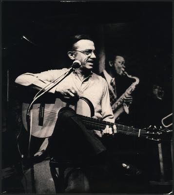 Paulinho Nogueira ao microfone com o violão