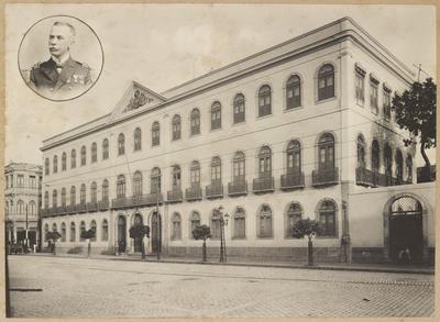 Antigo prédio do gabinete do ministro da Marinha; no canto superior esquerdo, o Almirante Júlio César de Noronha, ministro da Marinha à época