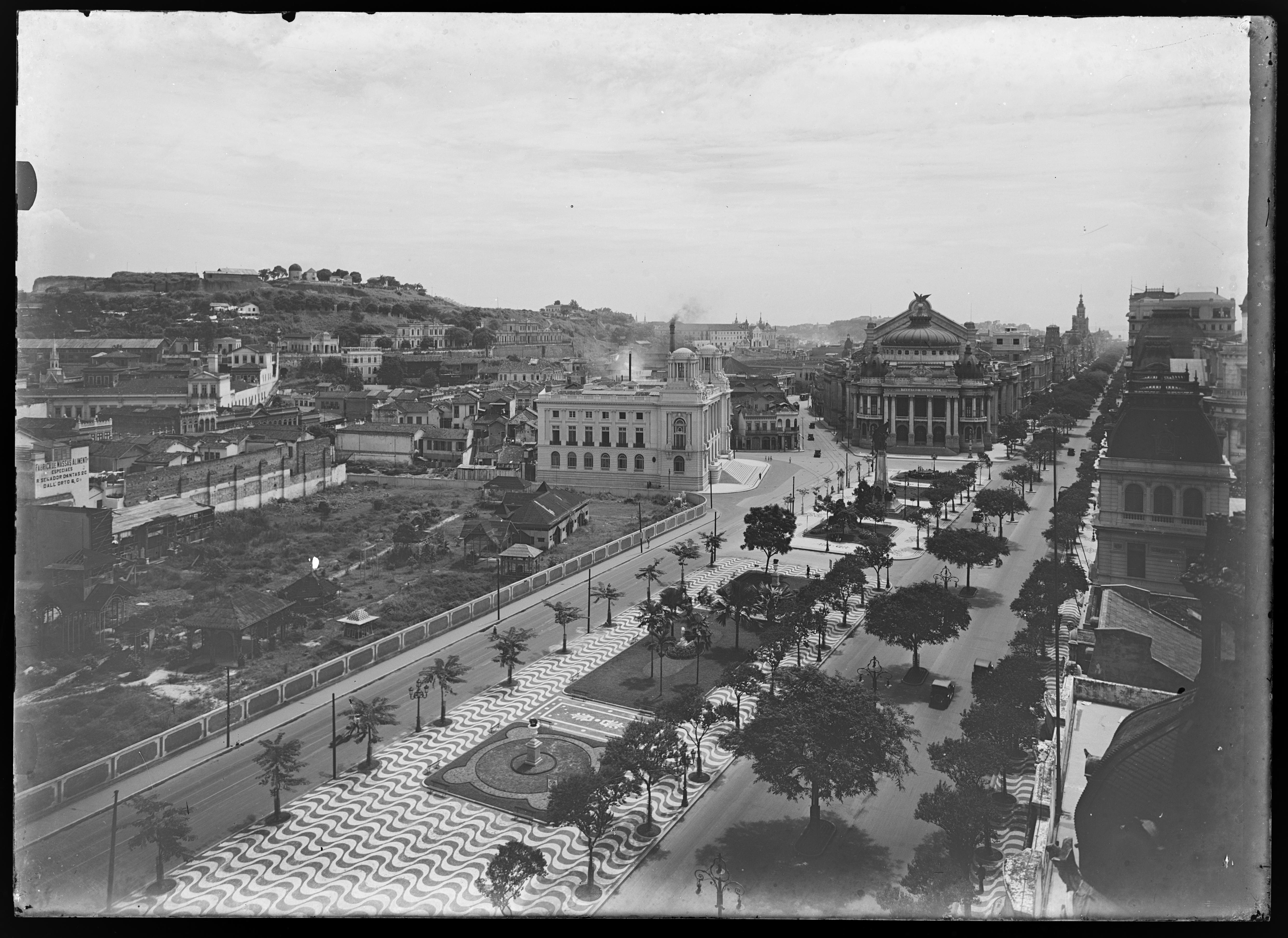 Construção da Cinelândia (Praça Marechal Floriano); e, ao fundo, os prédios do Conselho Municipal do Rio de Janeiro e do Teatro Municipal