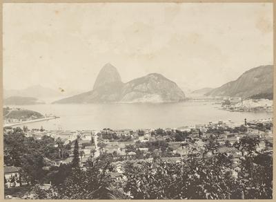 Bairro, enseada de Botafogo e morro do Pão de Açúcar; vistos da atual rua Oswaldo Seabra