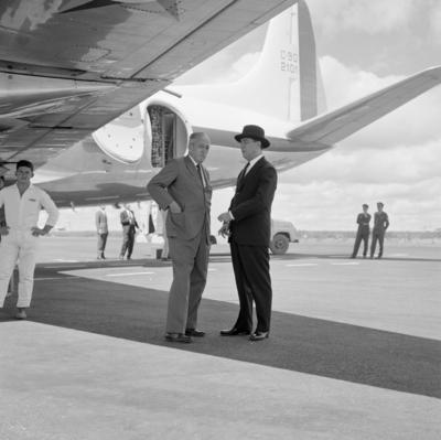 Israel Pinheiro e Juscelino Kubitschek conversando diante do avião presidencial