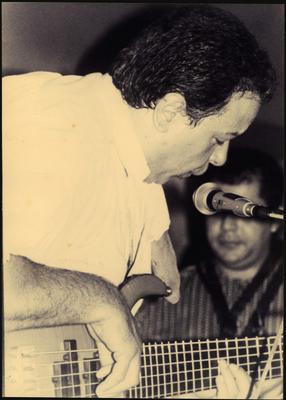 Arismar do Espírito Santo ao microfone com o contrabaixo