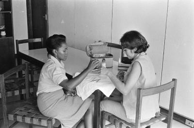 Alojamento dos professores (Colina). À esquerda está Philomena Miller