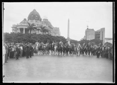 Revolução de 1930; tropa gaúcha a cavalo em frente ao Palácio Monroe e ao Obelisco