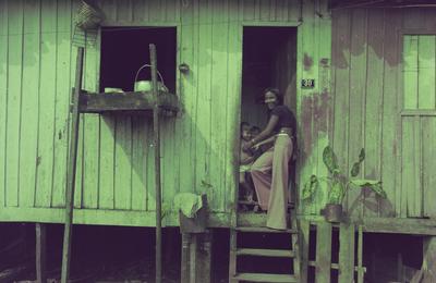 Edna de Cássia e sua família em sua casa