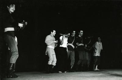 Vital Farias e Cátia de França com grupo de teatro
