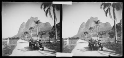 Automóvel na Estrada da Gávea; ao fundo, a Pedra da Gávea