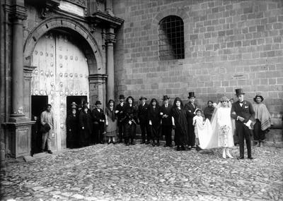 Cortejo de casamento saindo da Capela de Lourdes