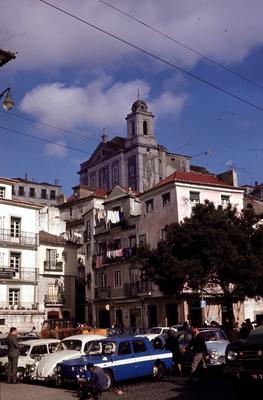 Edificações e Igreja de Santo Estêvão (ao fundo)