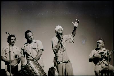 Geovana ao microfone