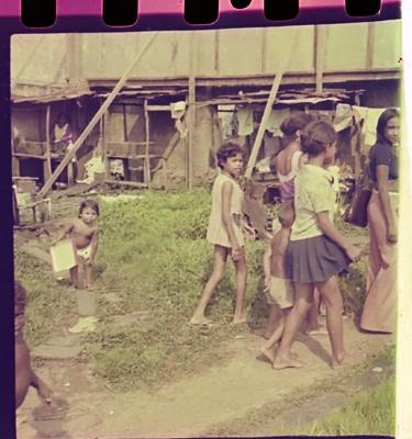 Edna de Cássia e sua família em sua casa