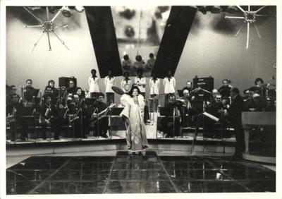 Elizeth Cardoso ao microfone