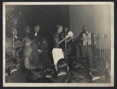 Carmélia Alves ao microfone