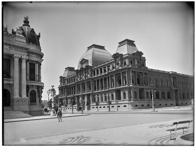 Vista da Escola Nacional de Belas Artes, à esquerda o Teatro Municipal