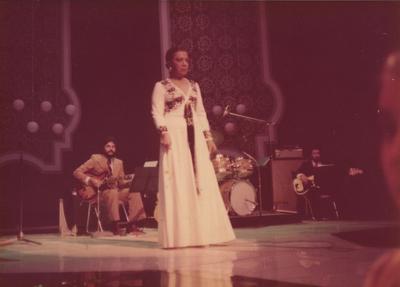 Elizeth Cardoso ao microfone