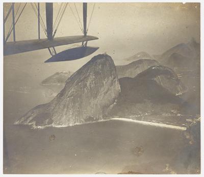 Tomada aérea do morro do Pão de Açúcar e da praia de Fora