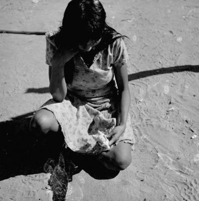 Mulher do povo Karajá confeccionando bonecas de cerâmica chamadas Ritxòkò