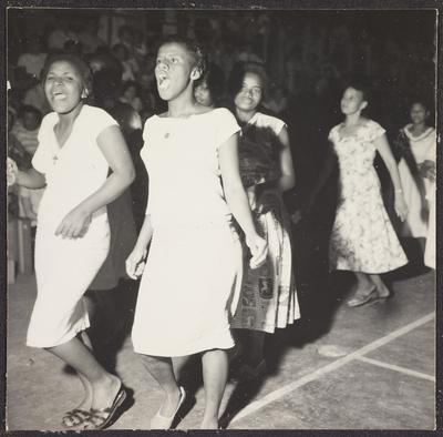 Mulheres sambando no ensaio na Mangueira