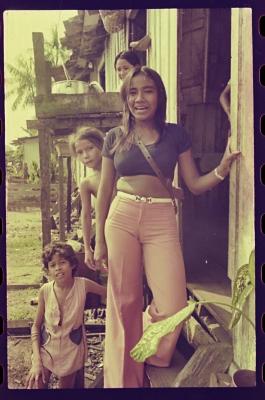 Edna de Cássia e sua família em sua casa