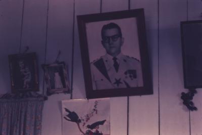 Interior de casa com retrato de Jarbas Passarinho, militar e político brasileiro